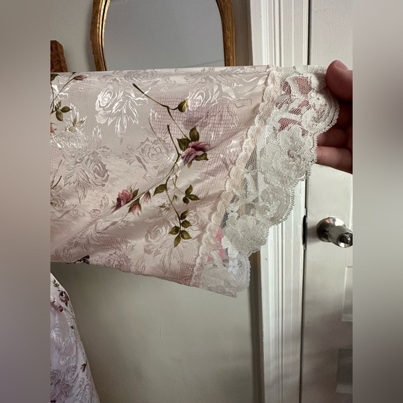 Gorgeous Blush Rose Robe - Picture 4 of 7
